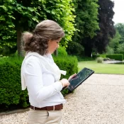 Taxateur van Novilla bekijkt taxatierapport op tablet